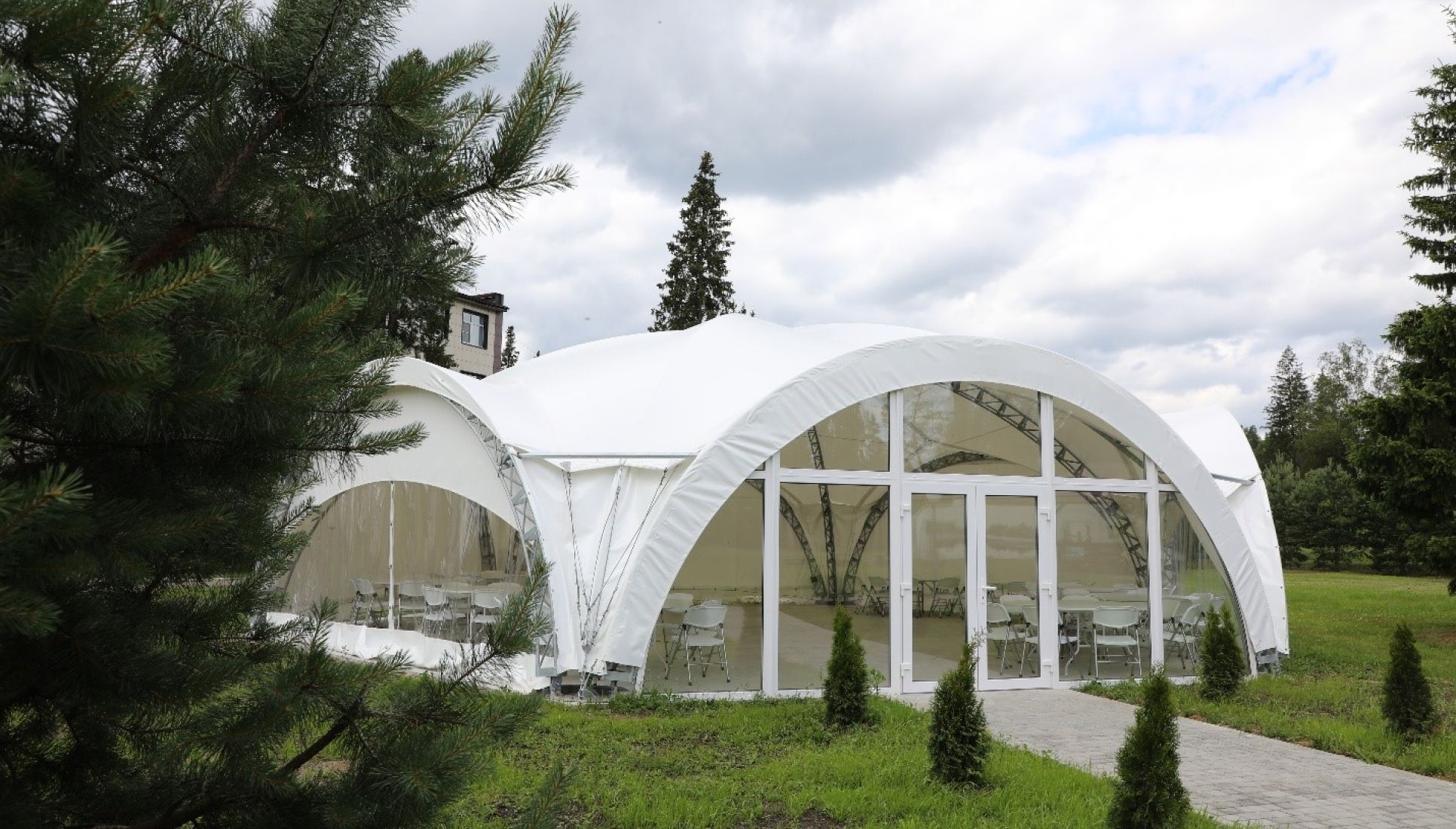 Всепогодный шатёр и волейбольная площадка: идеальное место для мероприятий и активного отдыха в санатории «ЯНОС»